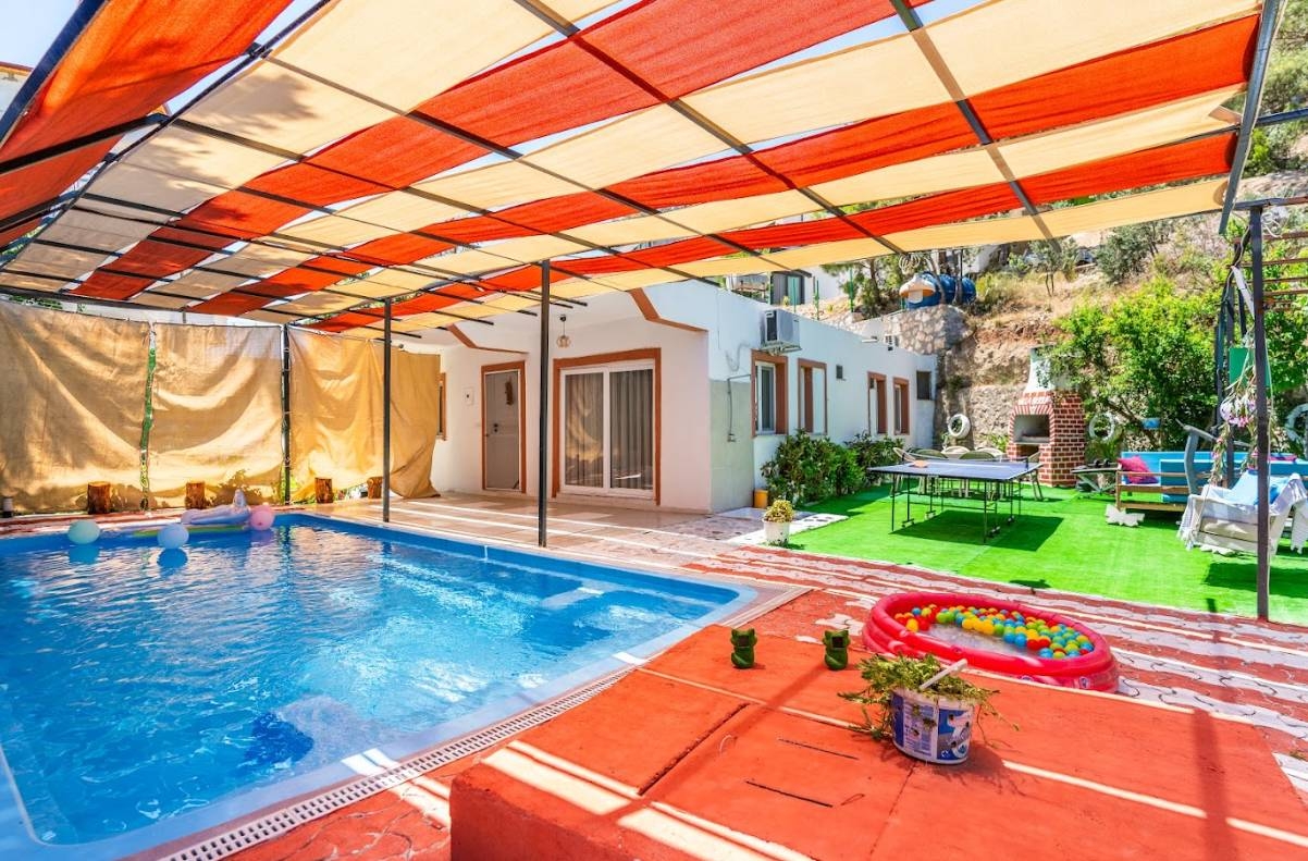 Kaş İslamlar'da Geniş Bahçeli, Özel Havuzlu, 6 Kişilik Konforlu Villa