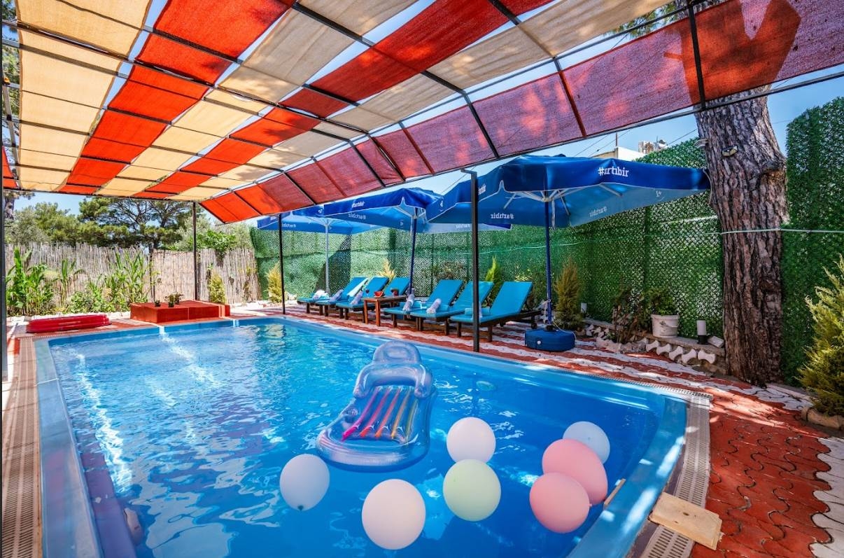 Kaş İslamlar'da Geniş Bahçeli, Özel Havuzlu, 6 Kişilik Konforlu Villa