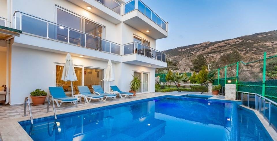 Kaş İslamlar'da Modern Tasarımlı, Özel Havuzlu, 10 Kişilik Villa