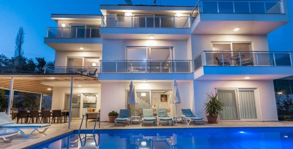 Kaş İslamlar'da Modern Tasarımlı, Özel Havuzlu, 10 Kişilik Villa