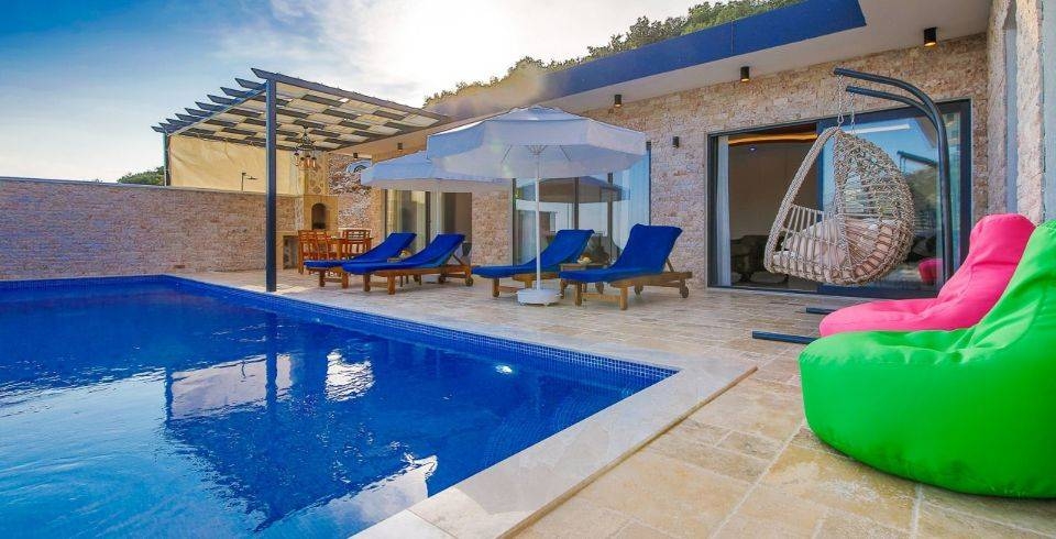 Kaş İslamlar'da Dağ Manzaralı, Isıtmalı Havuzlu, Saunalı Villa