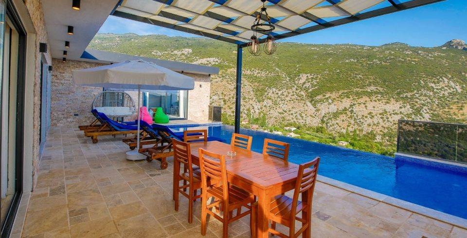 Kaş İslamlar'da Dağ Manzaralı, Isıtmalı Havuzlu, Saunalı Villa