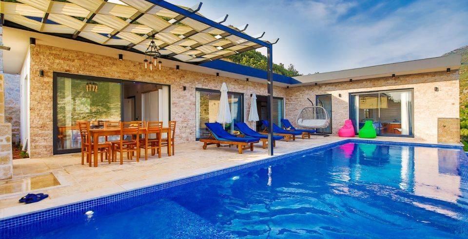 Kaş İslamlar'da Dağ Manzaralı, Isıtmalı Havuzlu, Saunalı Villa