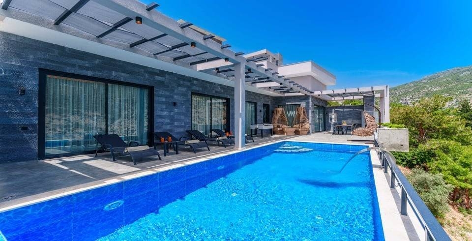 Kaş İslamlar'da Dağ ve Orman Manzaralı, Özel Havuzlu, 2+1 Villa