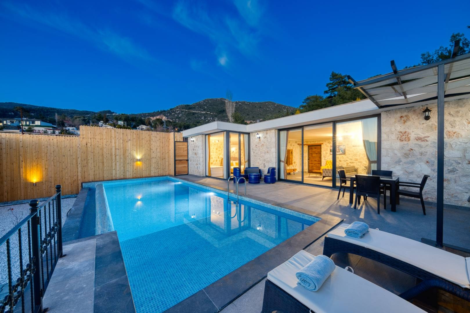 Kaş İslamlar'da Muhteşem Doğa Manzaralı, Özel Havuzlu, Şık Villa