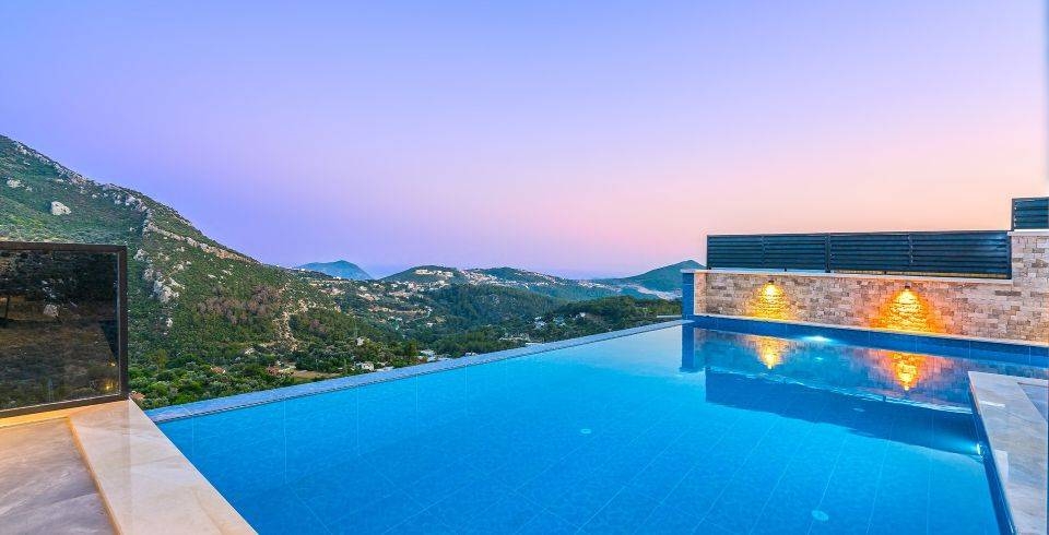 Kaş İslamlar'da Otantik Tasarımlı, Isıtmalı Özel Havuzlu, Taş Ev