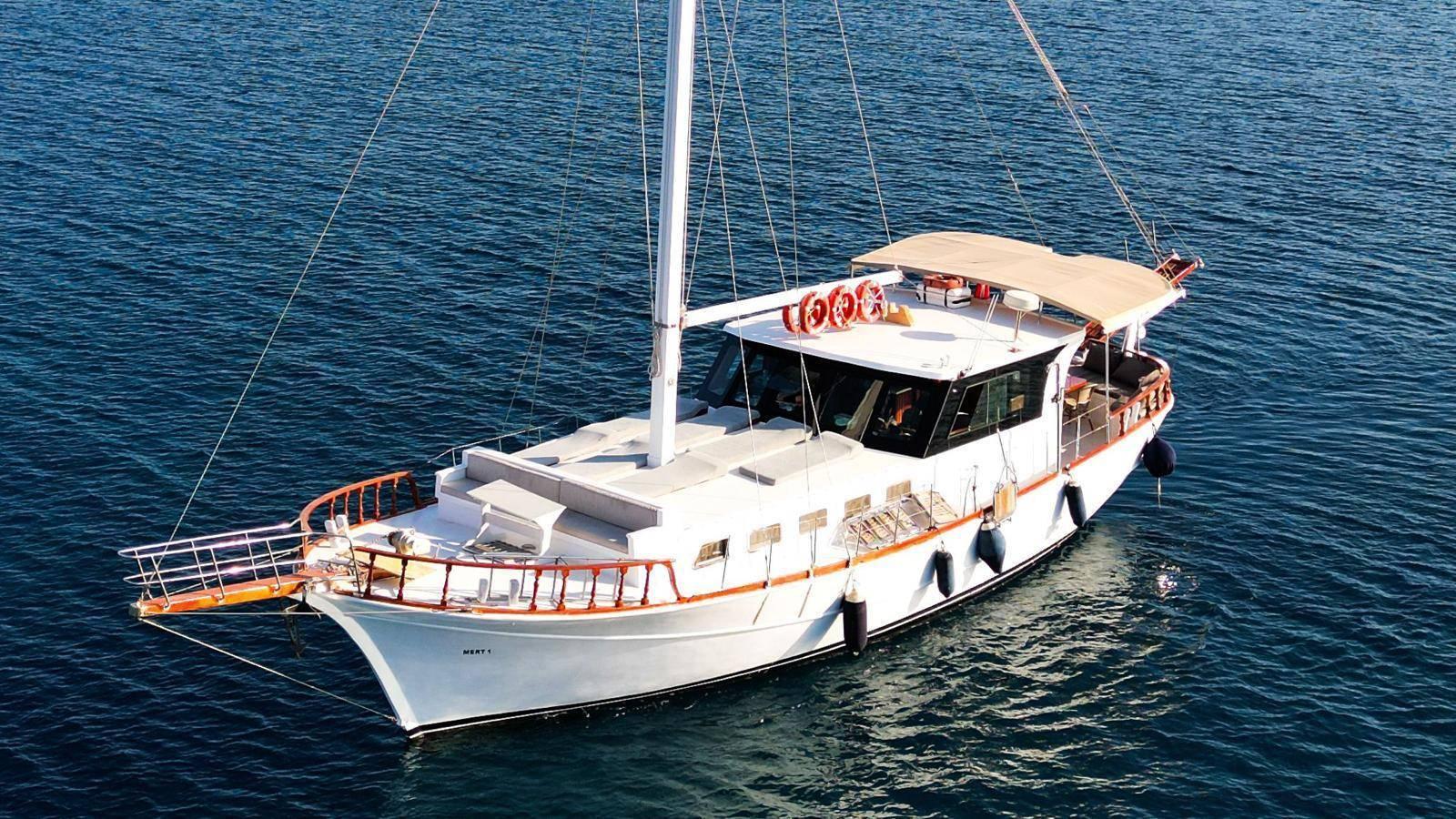 İzmir Çeşme'de Eşsiz Mavilikler İçerisinde, 3 Kabinli, Şık Gulet-43110