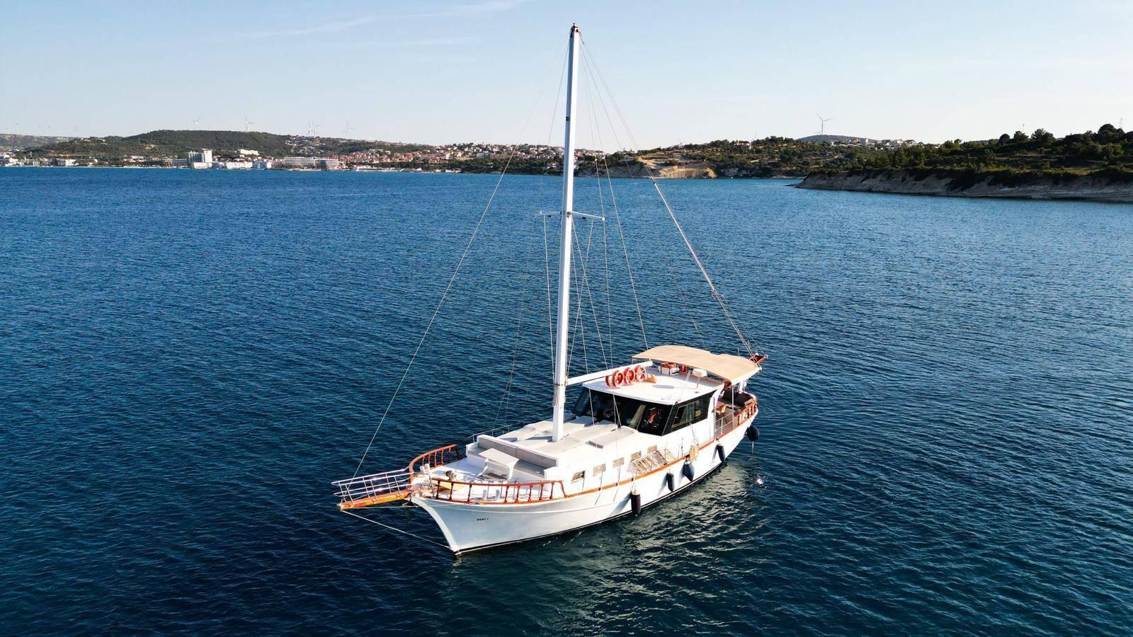 İzmir Çeşme'de Eşsiz Mavilikler İçerisinde, 3 Kabinli, Şık Gulet-43110