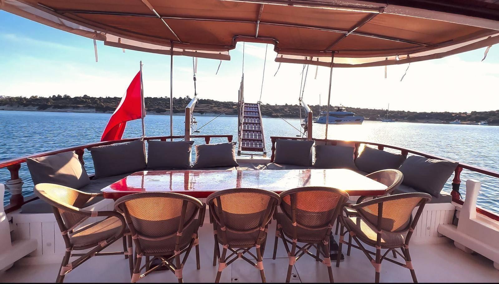 İzmir Çeşme'de Eşsiz Mavilikler İçerisinde, 3 Kabinli, Şık Gulet-43110