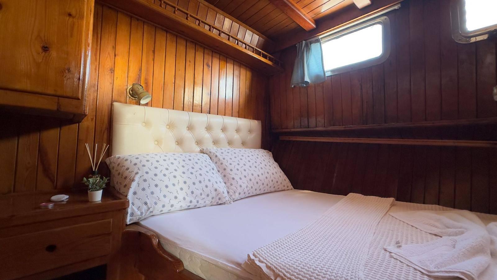 İzmir Çeşme'de Eşsiz Mavilikler İçerisinde, 3 Kabinli, Şık Gulet-43110