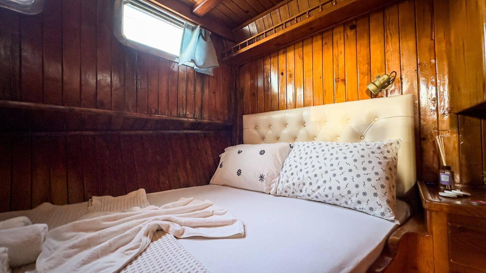 İzmir Çeşme'de Eşsiz Mavilikler İçerisinde, 3 Kabinli, Şık Gulet-43110