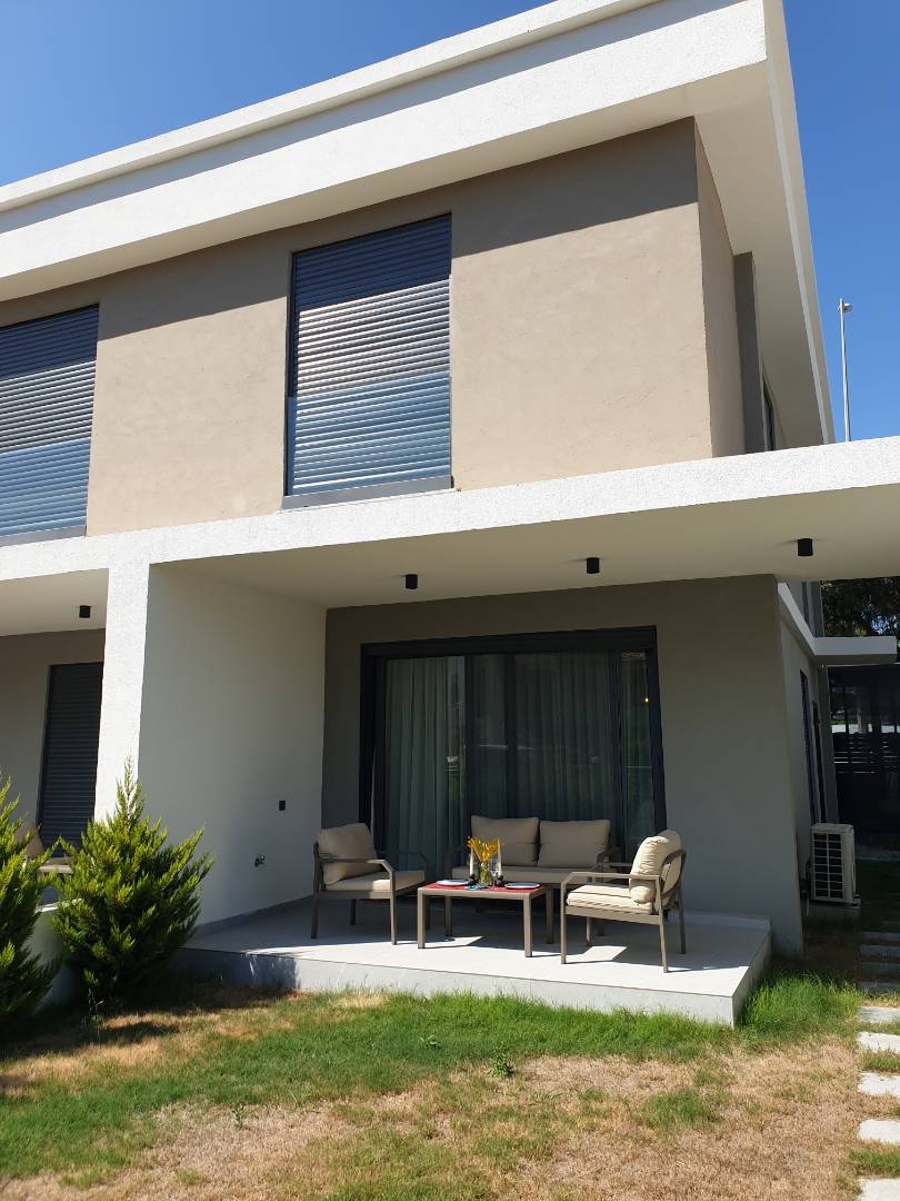 İzmir Çeşme'de Muhteşem Doğa Manzaralı, 6 Kişilik, Çocuk Oyun Alanlı Modern Villa