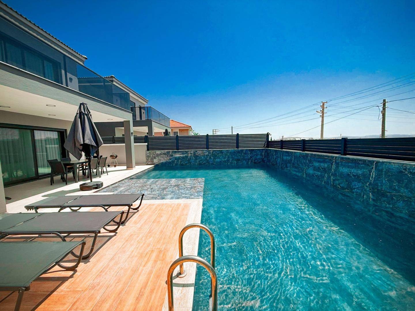 İzmir Çeşme'de Geniş Ailelere Uygun, Özel Tuz Havuzlu, Ferah Villa