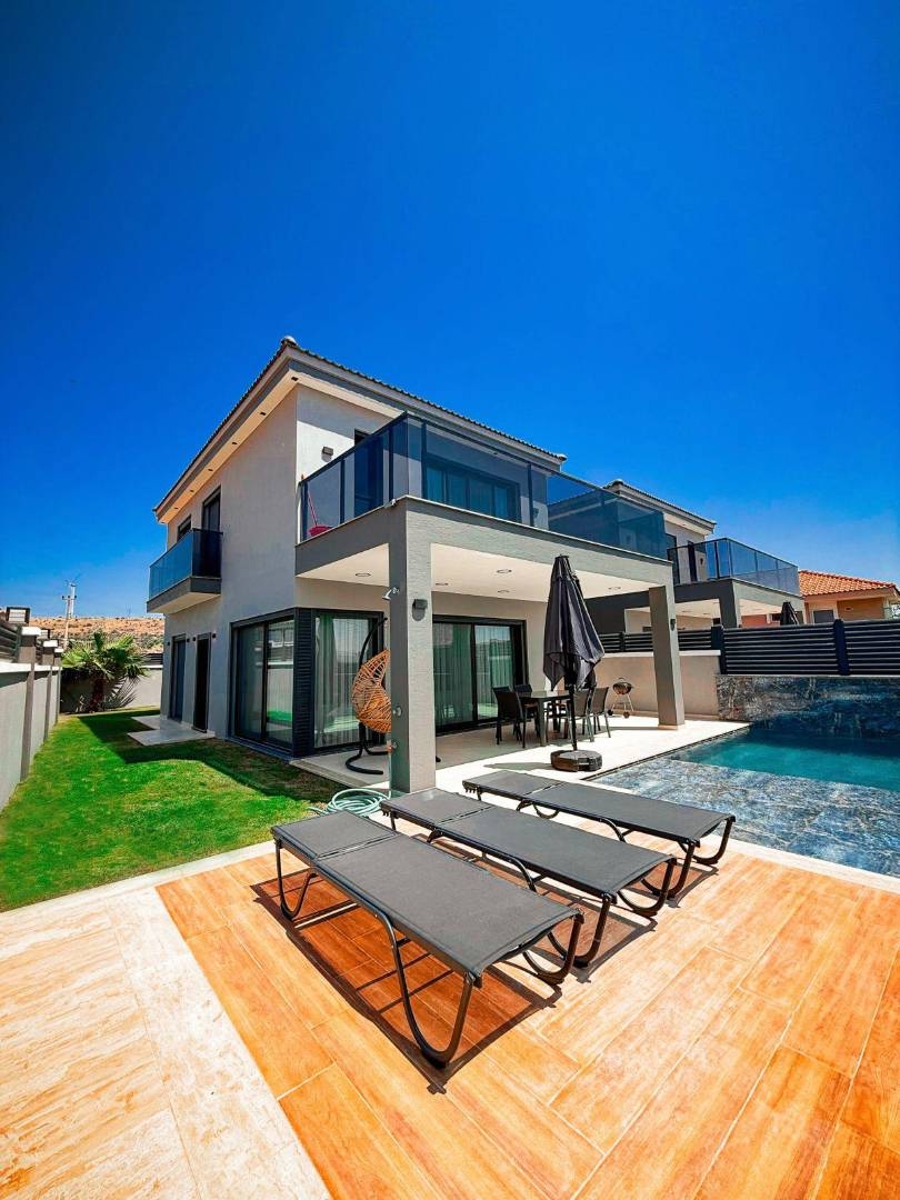 İzmir Çeşme'de Geniş Ailelere Uygun, Özel Tuz Havuzlu, Ferah Villa