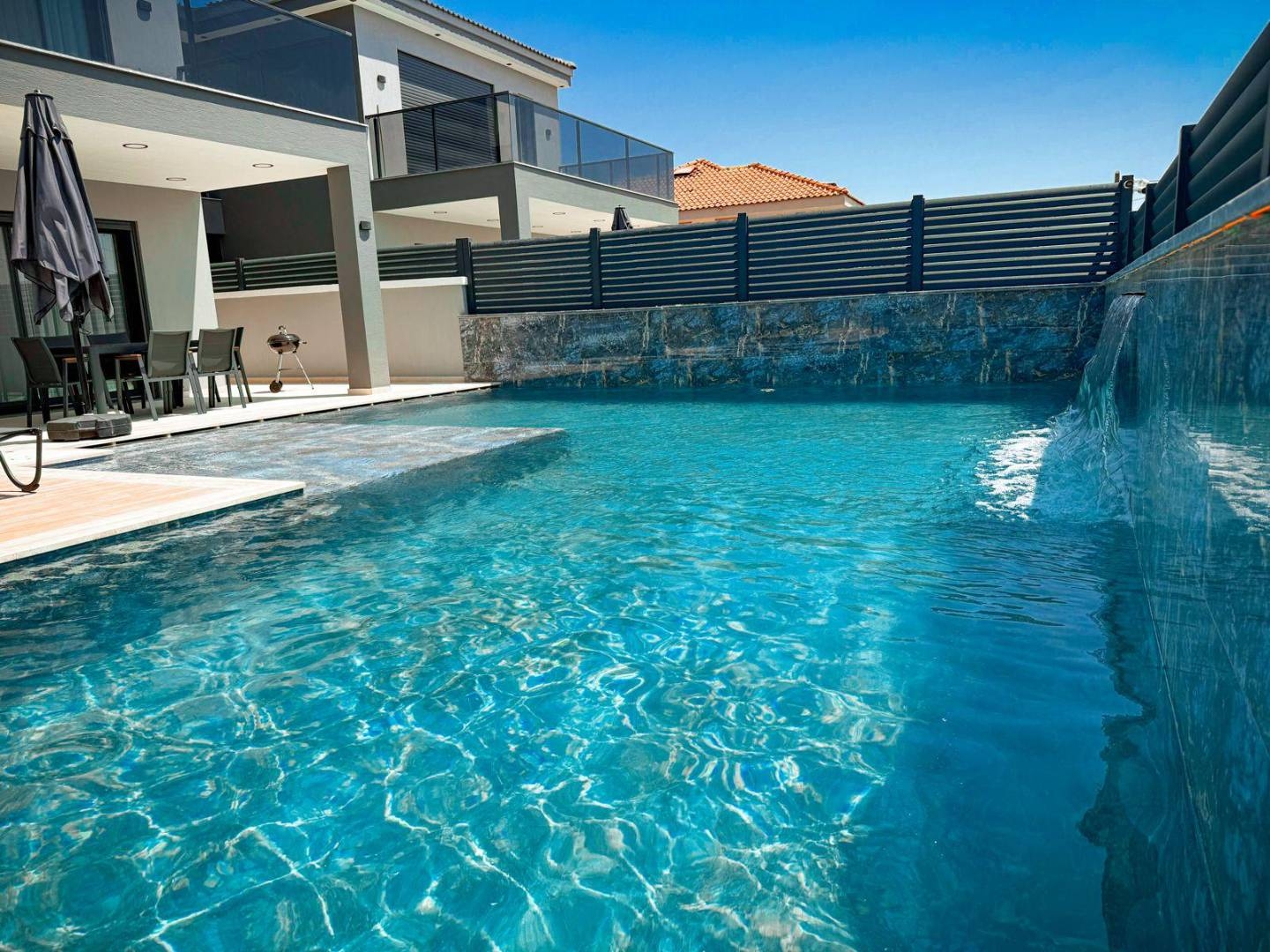 İzmir Çeşme'de Geniş Ailelere Uygun, Özel Tuz Havuzlu, Ferah Villa