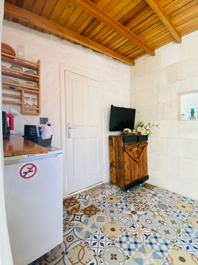 İzmir Çeşme'de Merkeze ve Denize Yakın Mesafede, Taş Mimarili Ev