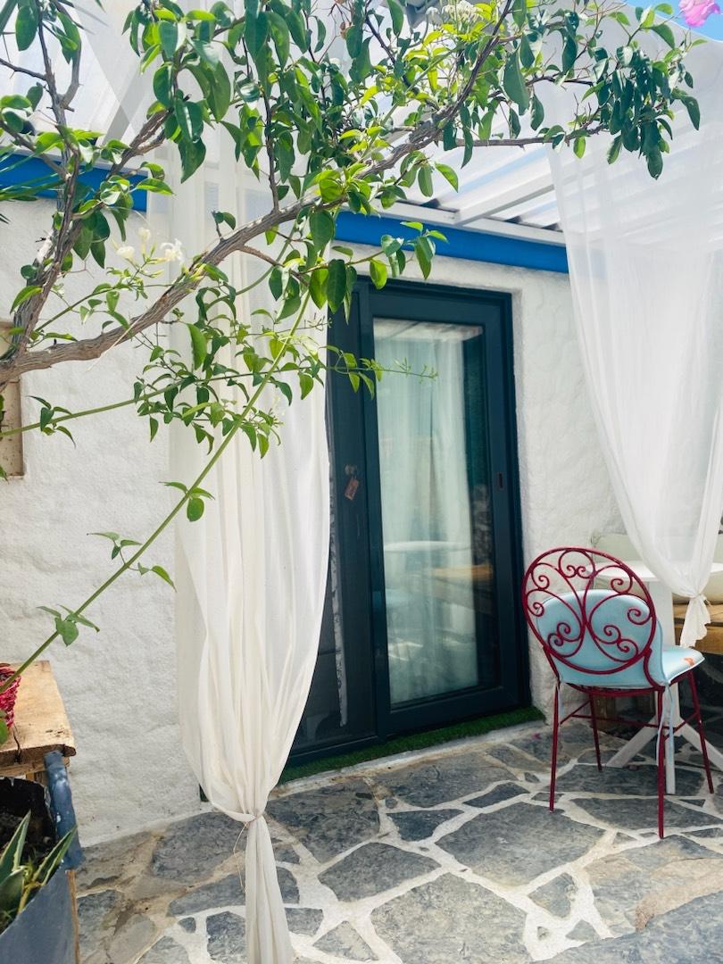 İzmir Çeşme'de Merkeze ve Denize Yakın Mesafede, Taş Mimarili Ev-29550