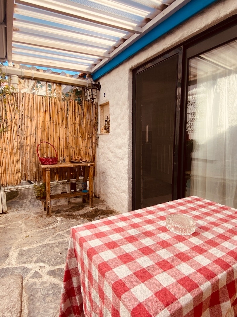 İzmir Çeşme'de Merkeze ve Denize Yakın Mesafede, Taş Mimarili Ev
