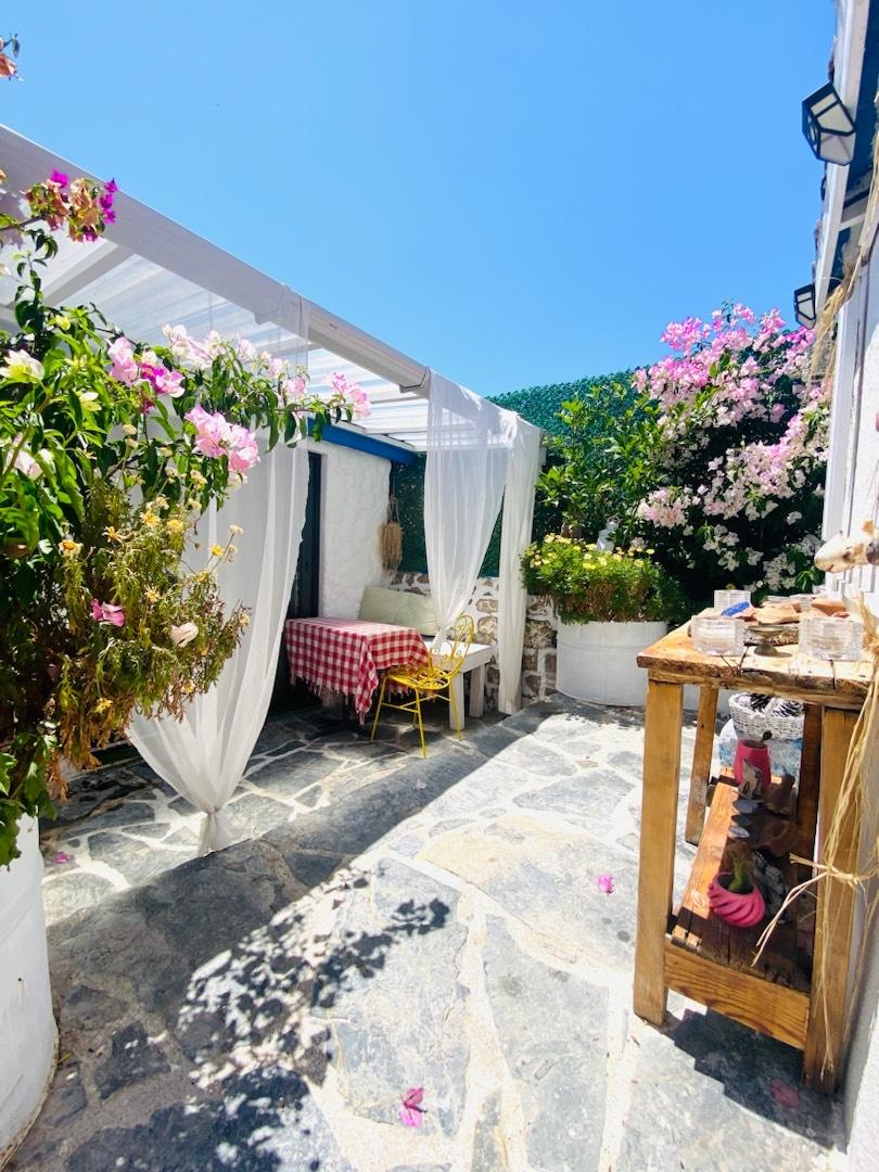 İzmir Çeşme'de Merkeze ve Denize Yakın Mesafede, Taş Mimarili Ev-29550