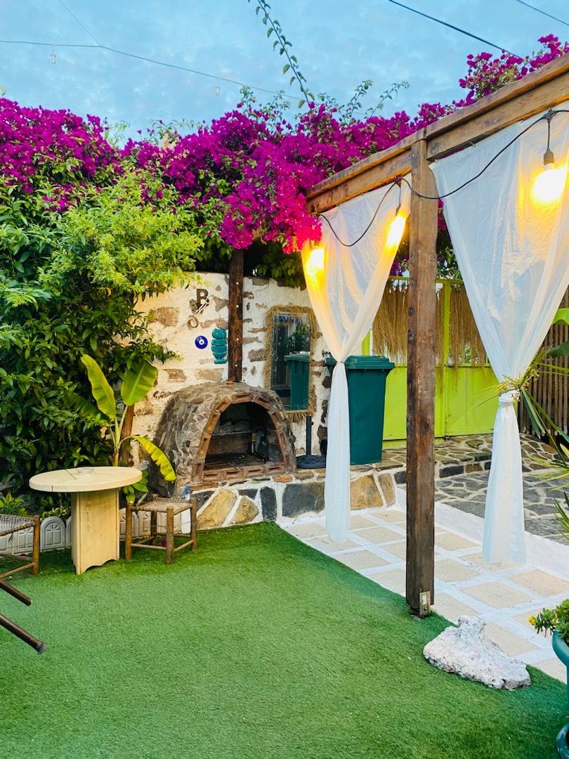 İzmir Çeşme'de Merkeze ve Denize Yakın Mesafede, Taş Mimarili Ev-29550