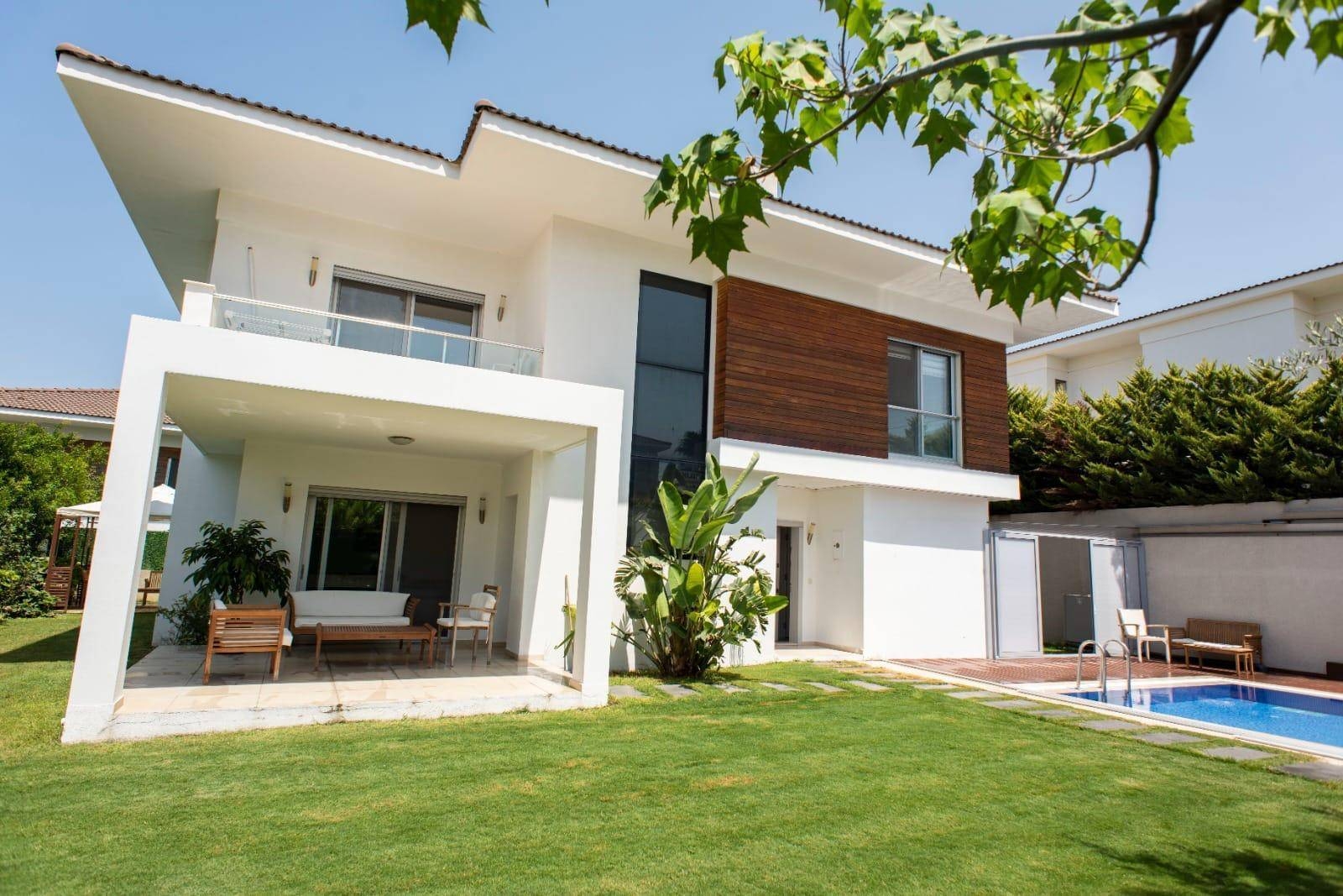 İzmir Çeşme'de Merkezi Konumda, Isıtmalı Havuzlu, Lüks Villa