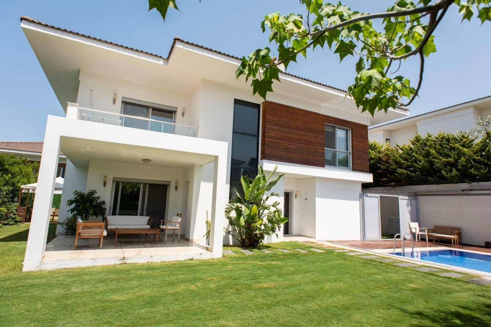 İzmir Çeşme'de Merkezi Konumda, Isıtmalı Havuzlu, Lüks Villa-40984