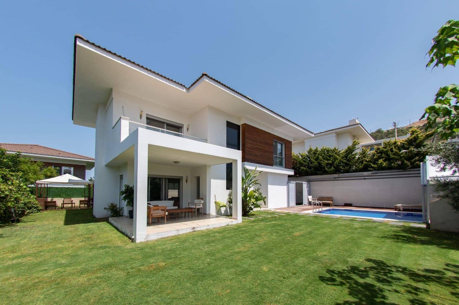 İzmir Çeşme'de Merkezi Konumda, Isıtmalı Havuzlu, Lüks Villa-40984