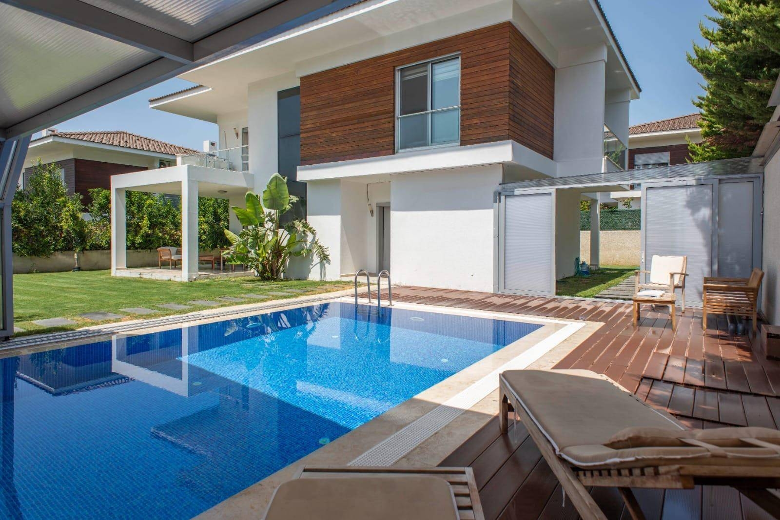 İzmir Çeşme'de Merkezi Konumda, Isıtmalı Havuzlu, Lüks Villa