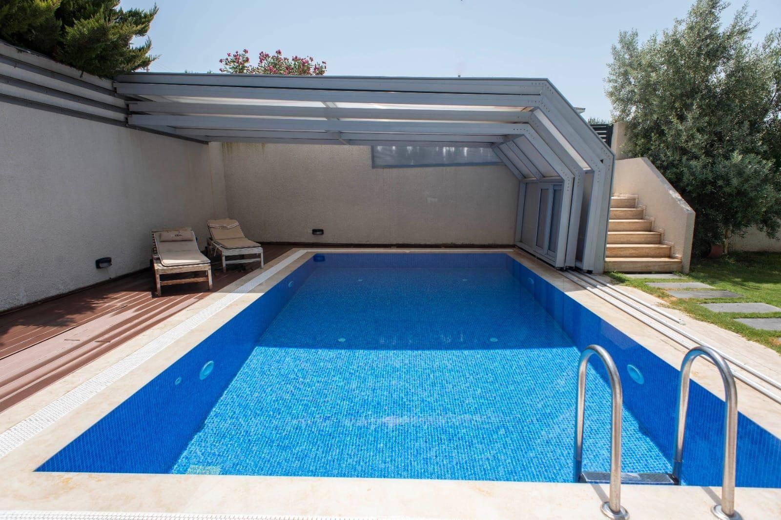 İzmir Çeşme'de Merkezi Konumda, Isıtmalı Havuzlu, Lüks Villa-40984