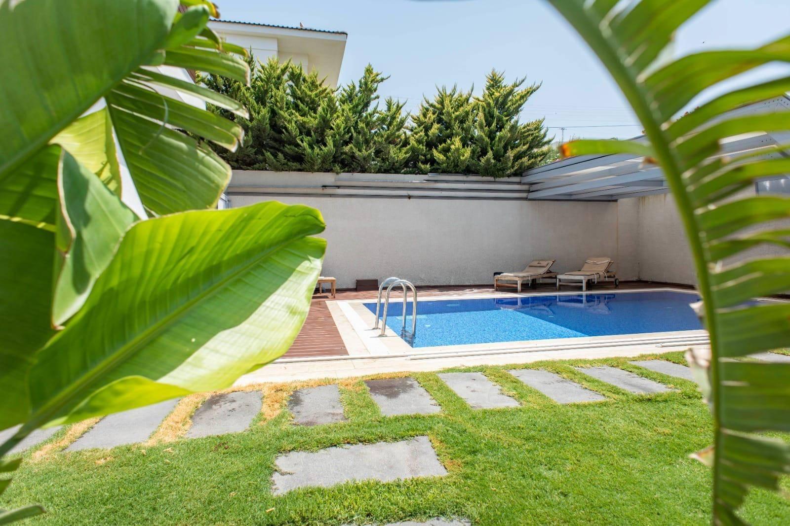 İzmir Çeşme'de Merkezi Konumda, Isıtmalı Havuzlu, Lüks Villa-40984