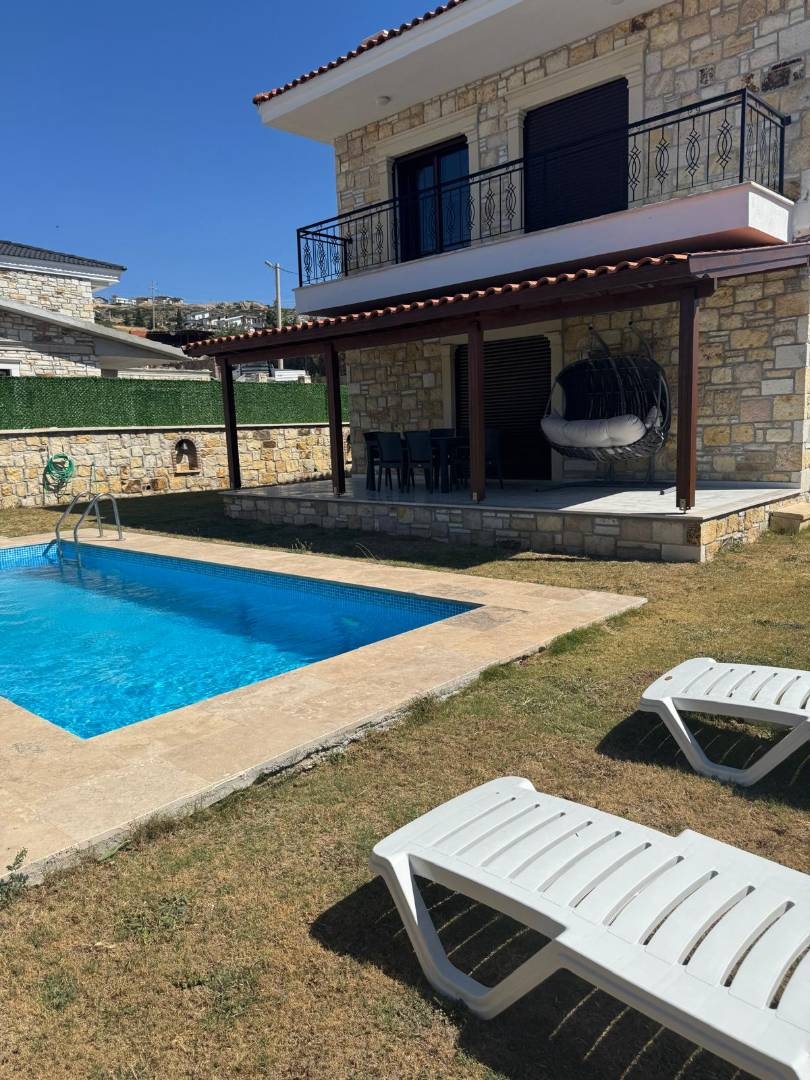 İzmir Foça'da Sakin Konumda, Özel Havuzlu, Geniş Bahçeli Villa
