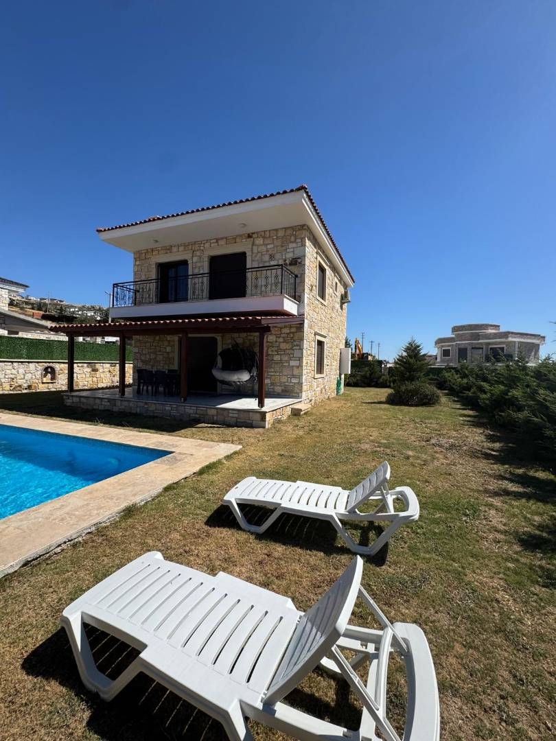 İzmir Foça'da Sakin Konumda, Özel Havuzlu, Geniş Bahçeli Villa