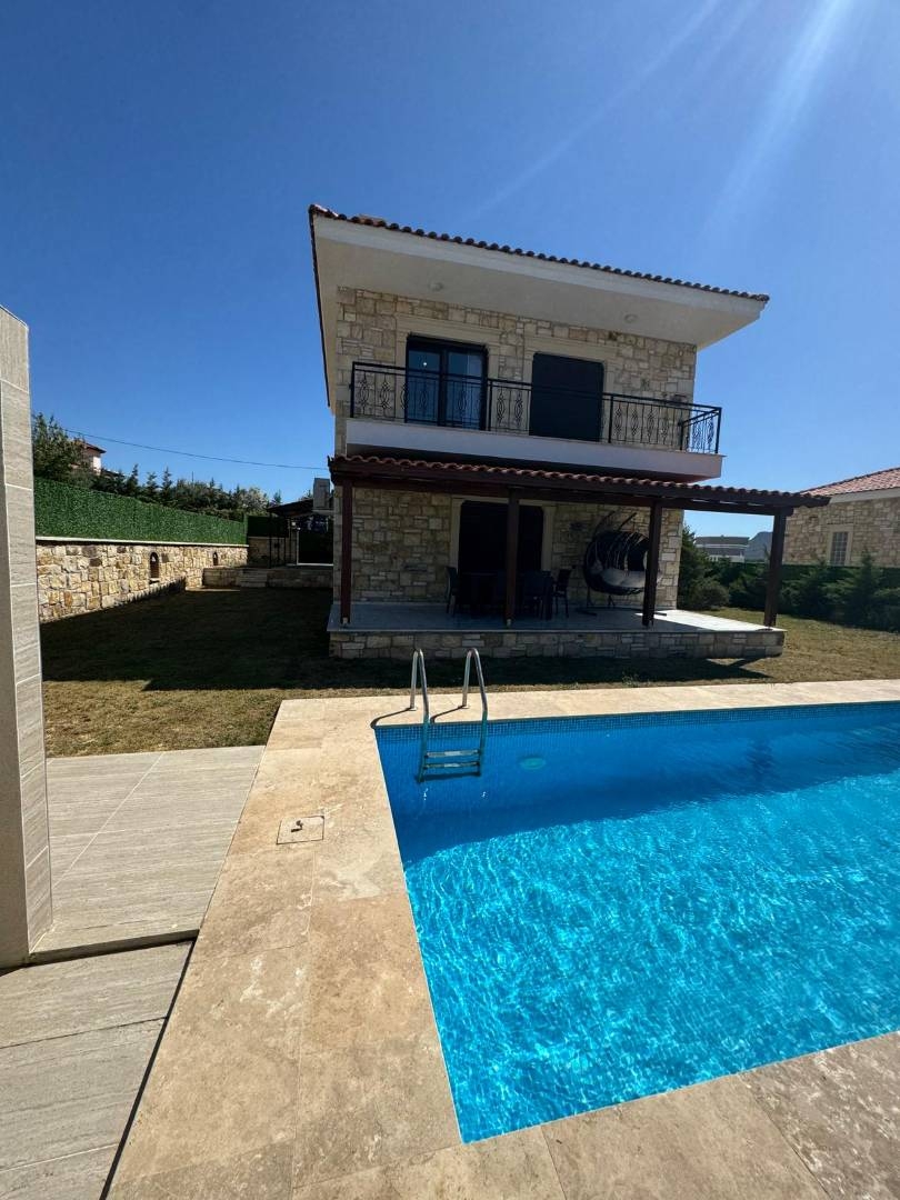 İzmir Foça'da Sakin Konumda, Özel Havuzlu, Geniş Bahçeli Villa