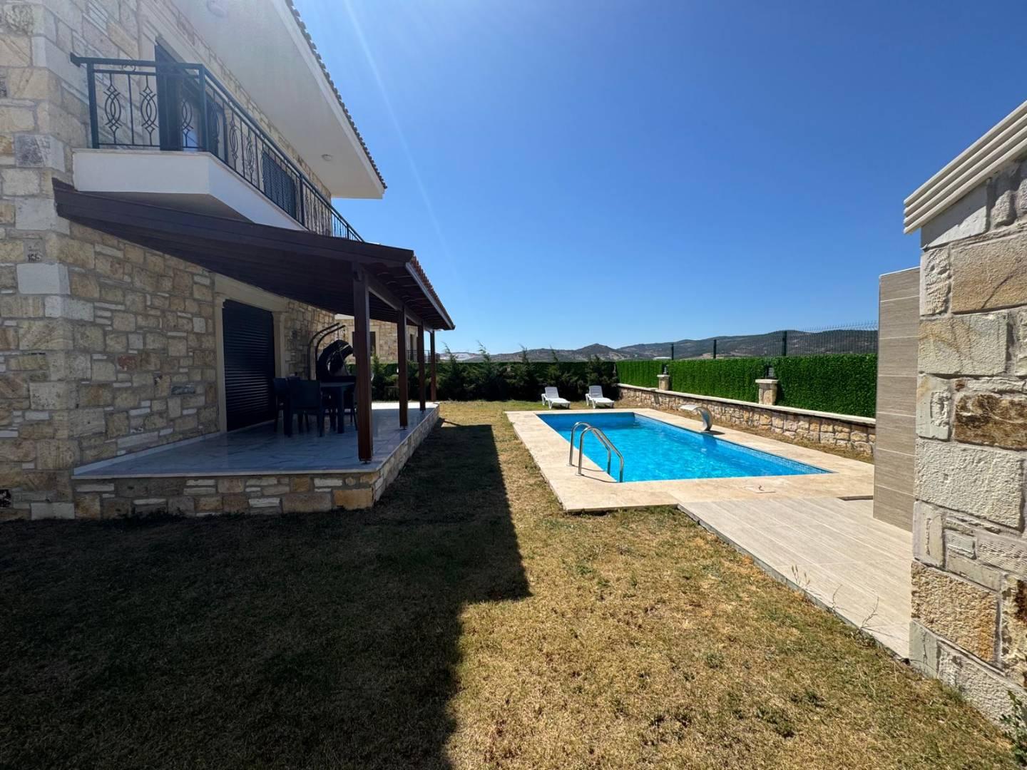 İzmir Foça'da Sakin Konumda, Özel Havuzlu, Geniş Bahçeli Villa-43159