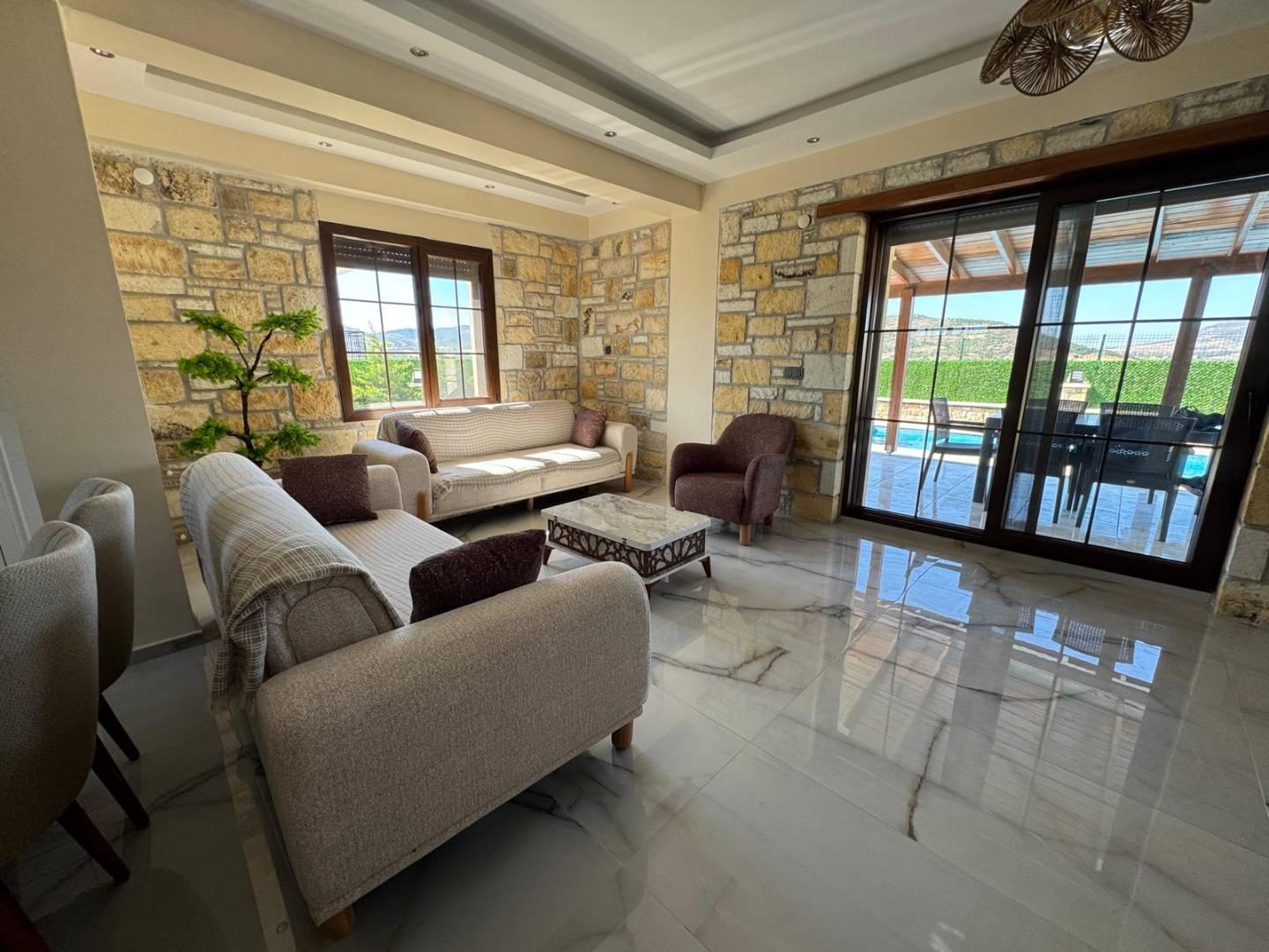 İzmir Foça'da Sakin Konumda, Özel Havuzlu, Geniş Bahçeli Villa-43159