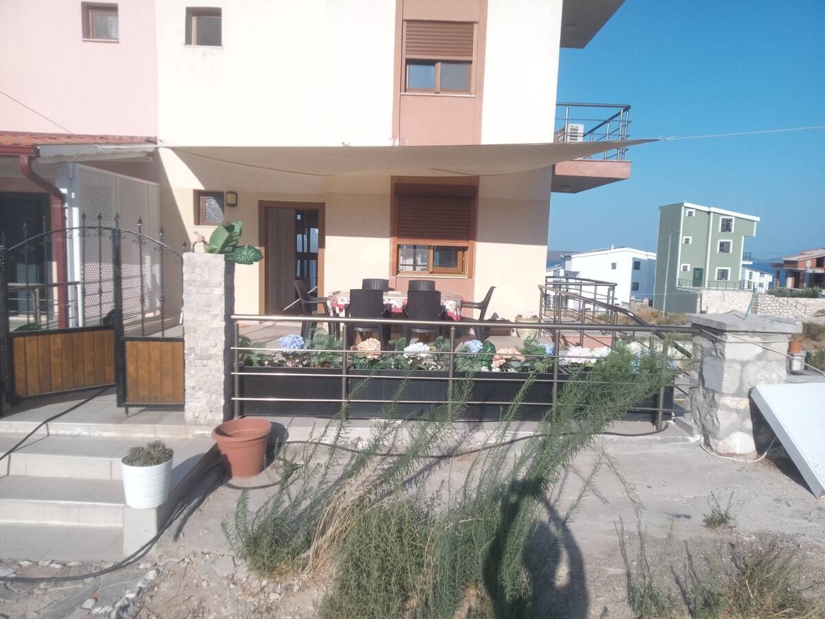 İzmir Karaburun'da Merkezi Konumda, 6 Kişilik, Konforlu Villa