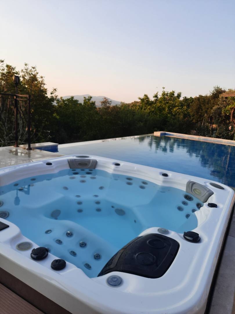 İzmir Selçuk'ta Yeşillikler İçinde, Özel Havuzlu, Jakuzili, Taş Villa