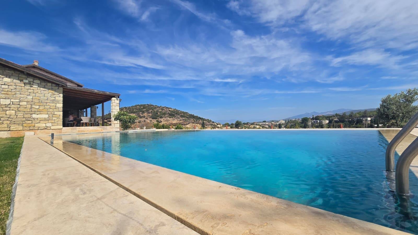 İzmir Urla'da Sakin Konumda, Özel Havuzlu, Lüks Villa