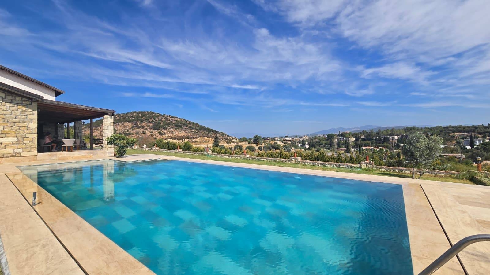 İzmir Urla'da Sakin Konumda, Özel Havuzlu, Lüks Villa