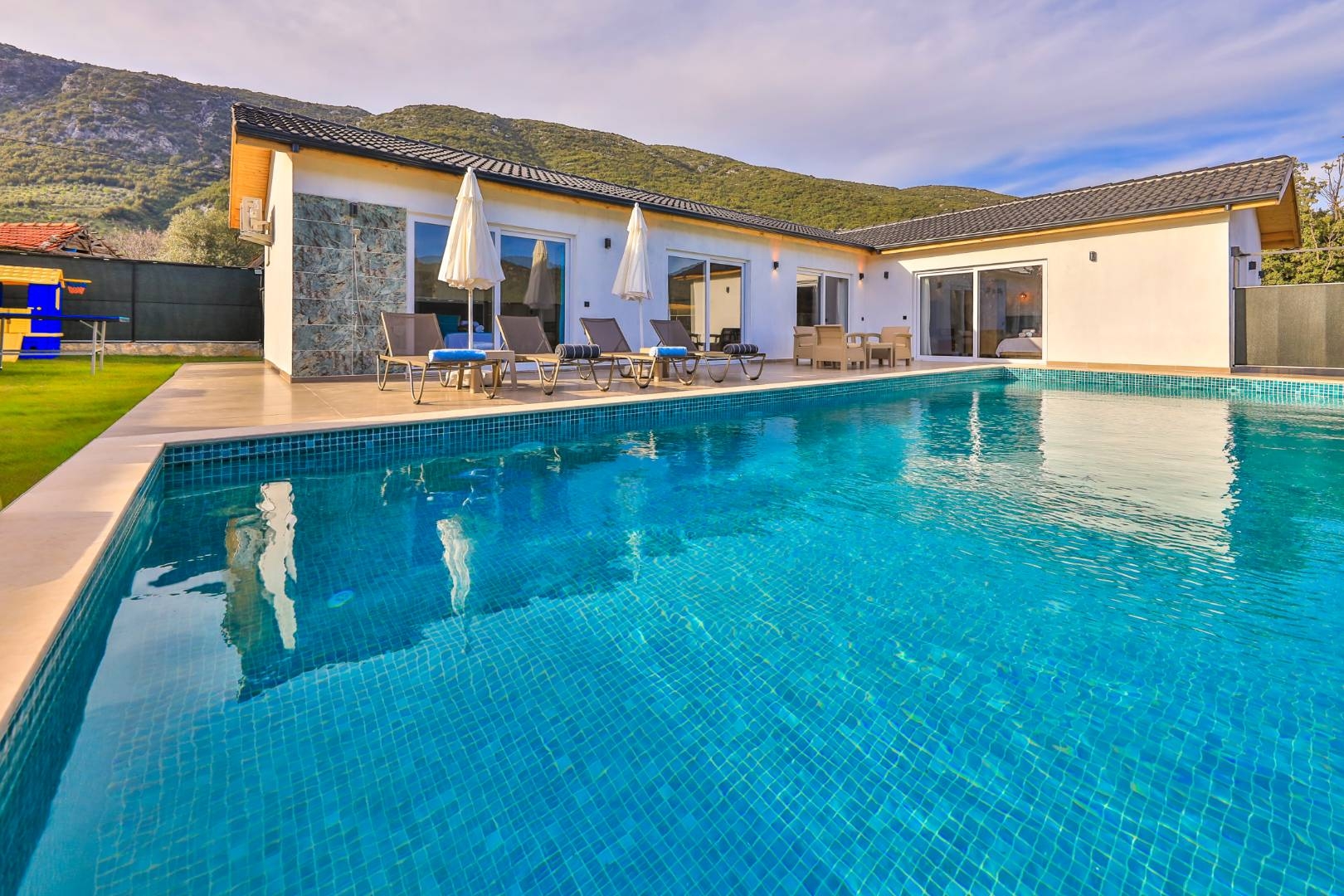 Kaş Sarıbelen'de Şehirden Uzakta, Özel Havuzlu, Şık Villa