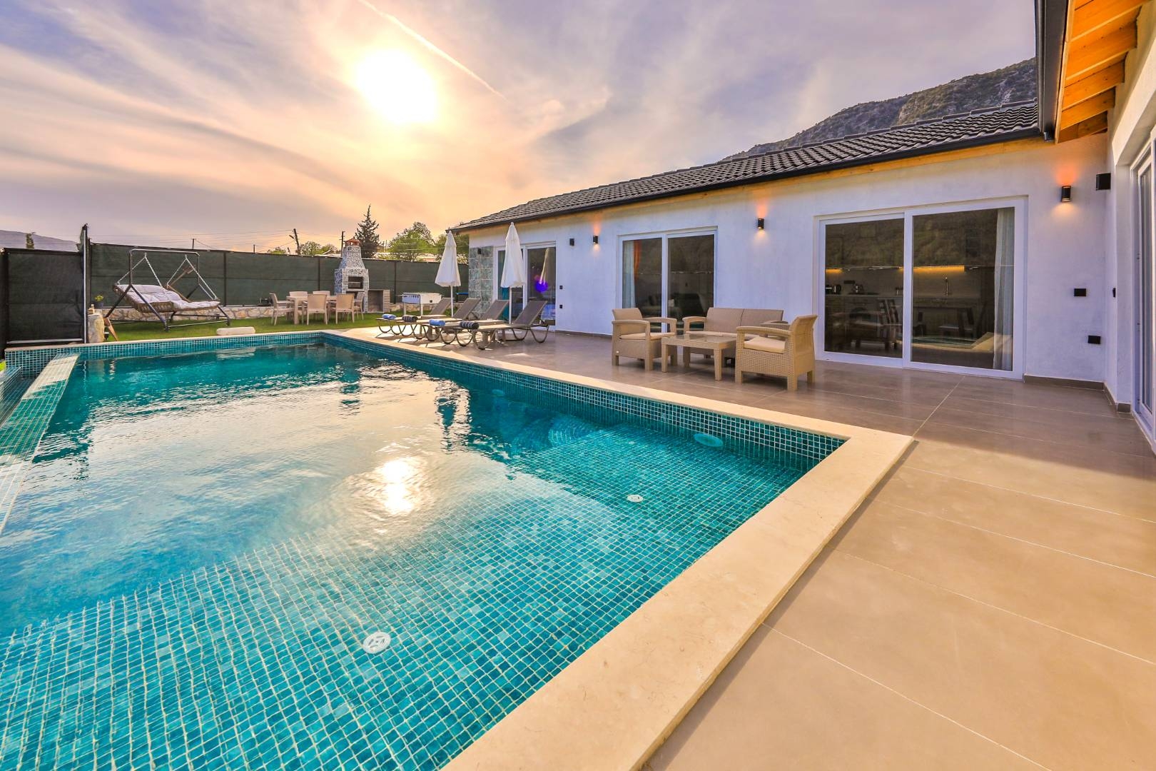 Kaş Sarıbelen'de Şehirden Uzakta, Özel Havuzlu, Şık Villa