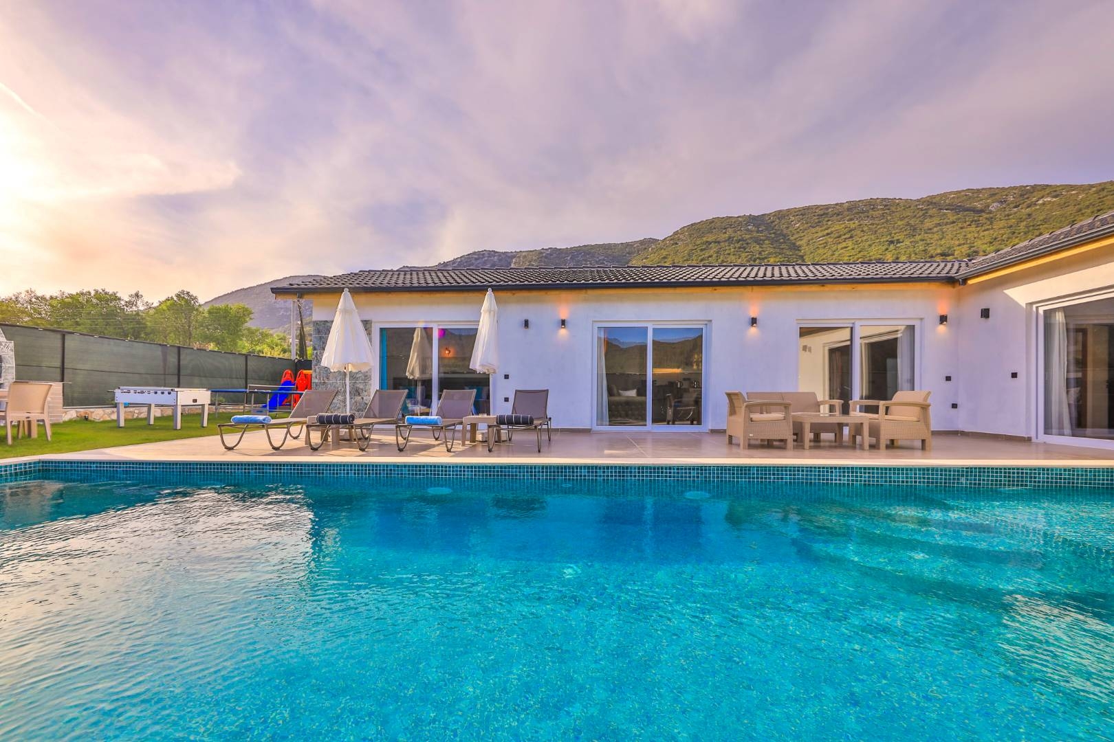 Kaş Sarıbelen'de Şehirden Uzakta, Özel Havuzlu, Şık Villa