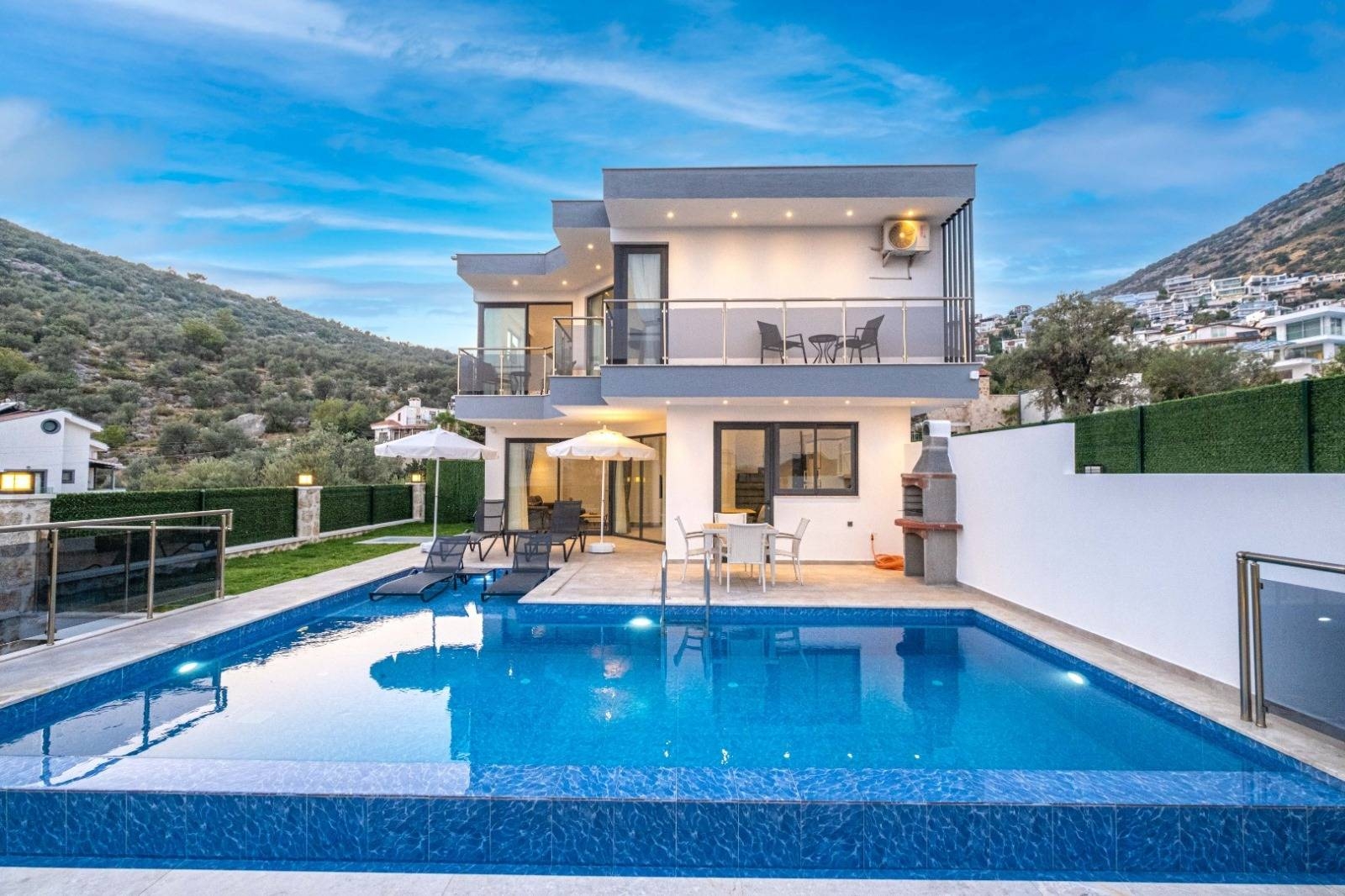 Kaş Kalkan'da Ferah Manzaralı, Özel Havuzlu, Jakuzili, Şık Villa