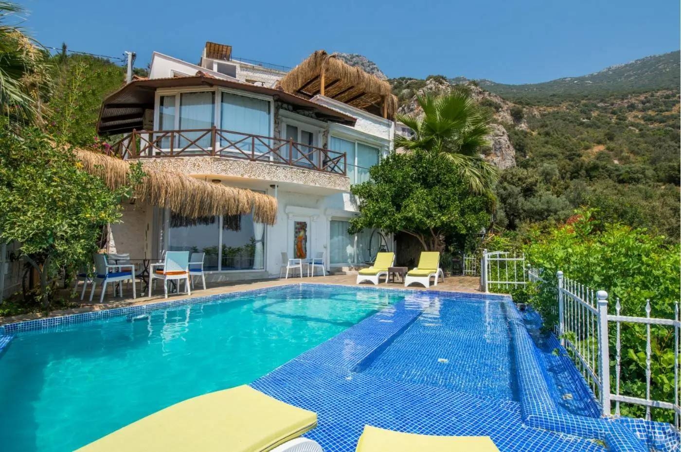 Kalkan Akbel'de Göz Alıcı Deniz Manzaralı, Özel Havuzlu, Şık Villa