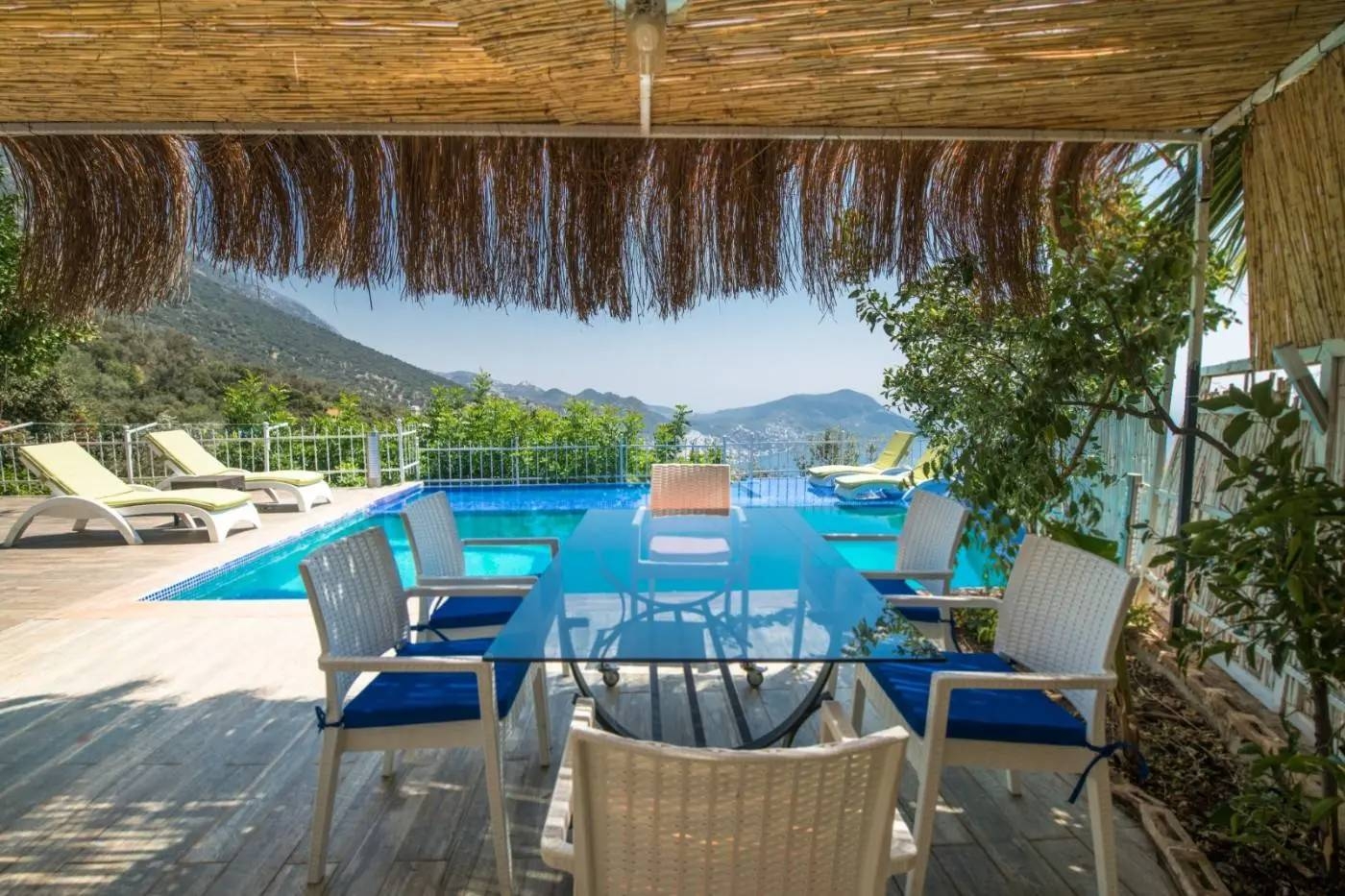 Kalkan Akbel'de Göz Alıcı Deniz Manzaralı, Özel Havuzlu, Şık Villa