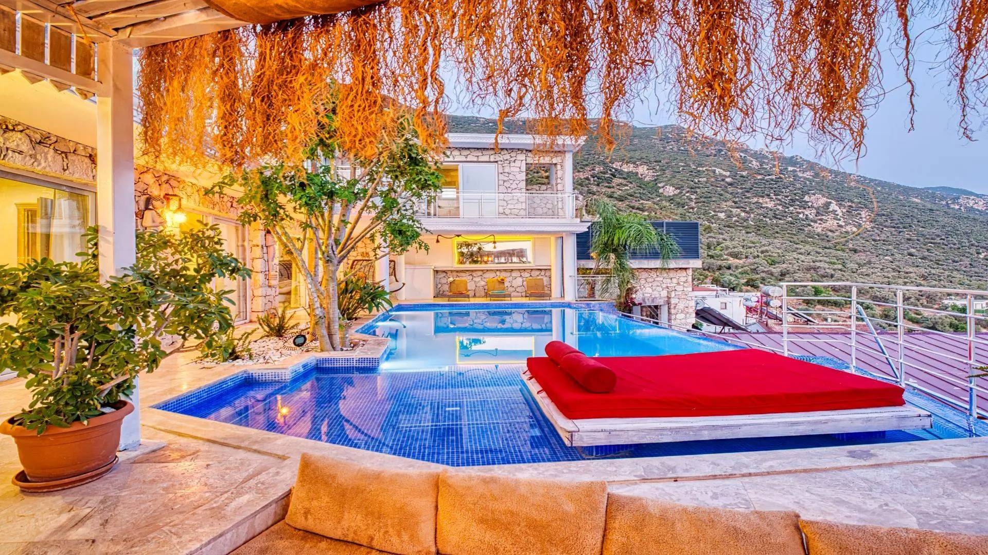Kalkan Akbel'de Göz Alıcı Manzaralı, Özel Havuzlu, Modern Villa
