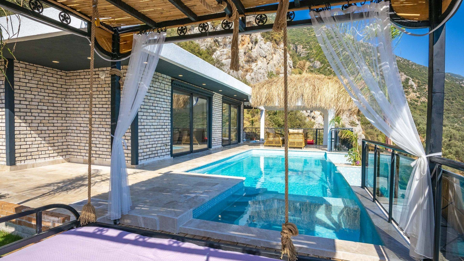 Kaş İslamlar'da Deniz Manzaralı, Sonsuzluk Havuzlu, 4 Kişilik Villa