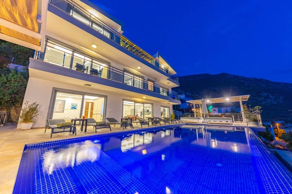 Kalkan Akbel'de Muazzam Deniz Manzaralı, Özel Havuzlu, Modern Villa