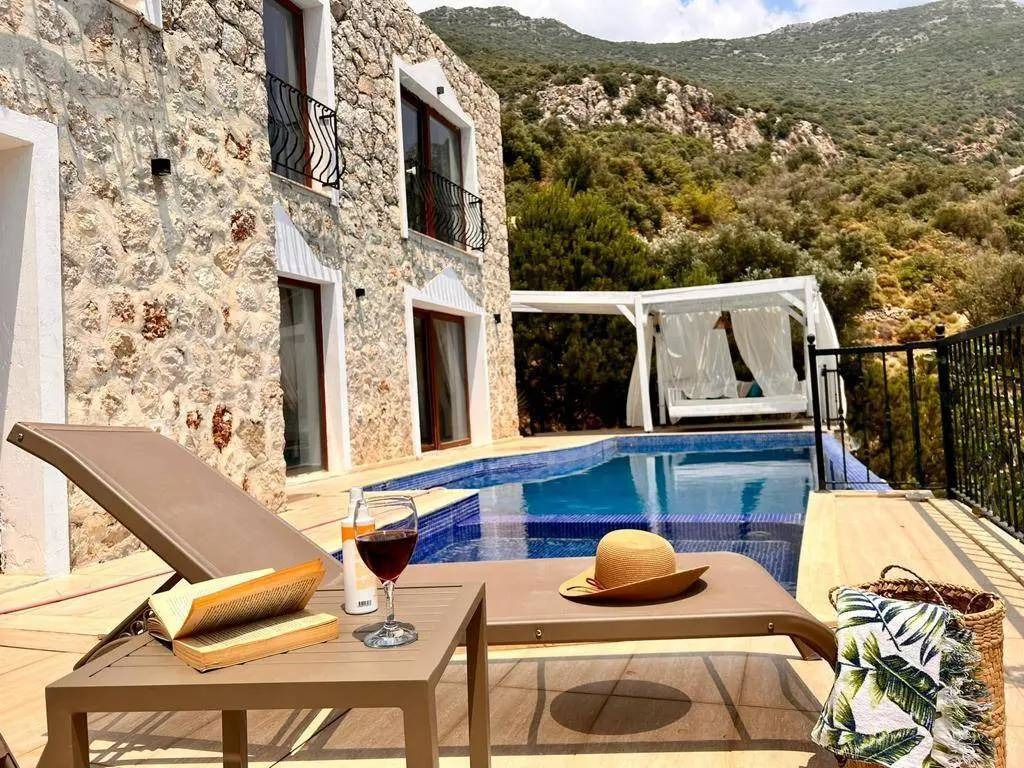 Kalkan Akbel'de Taş Mimarili, Sonsuzluk Havuzlu, Şık Villa