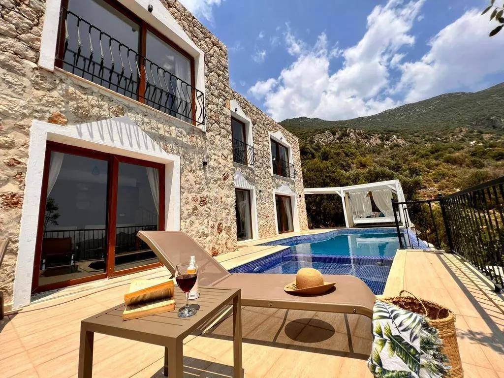 Kalkan Akbel'de Taş Mimarili, Sonsuzluk Havuzlu, Şık Villa